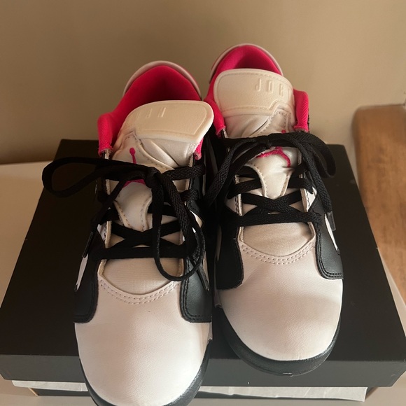 Girls lightly worn shoes. - Picture 7 of 8